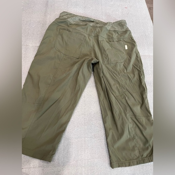 [M]Mountain Hardwear Green Bermuda Shorts Lightweight Casual Capris - Picture 7 of 7